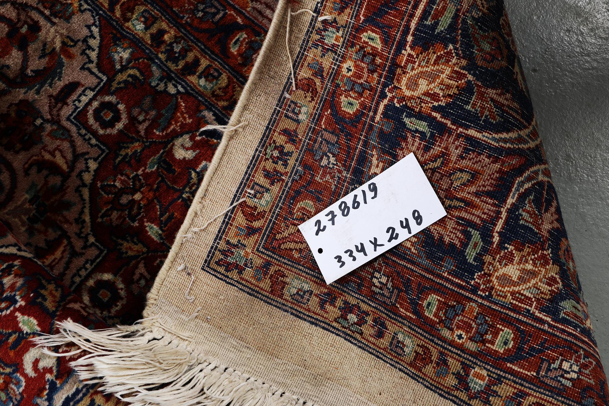 A carpet, Quum, ca 334 x 248 cm.