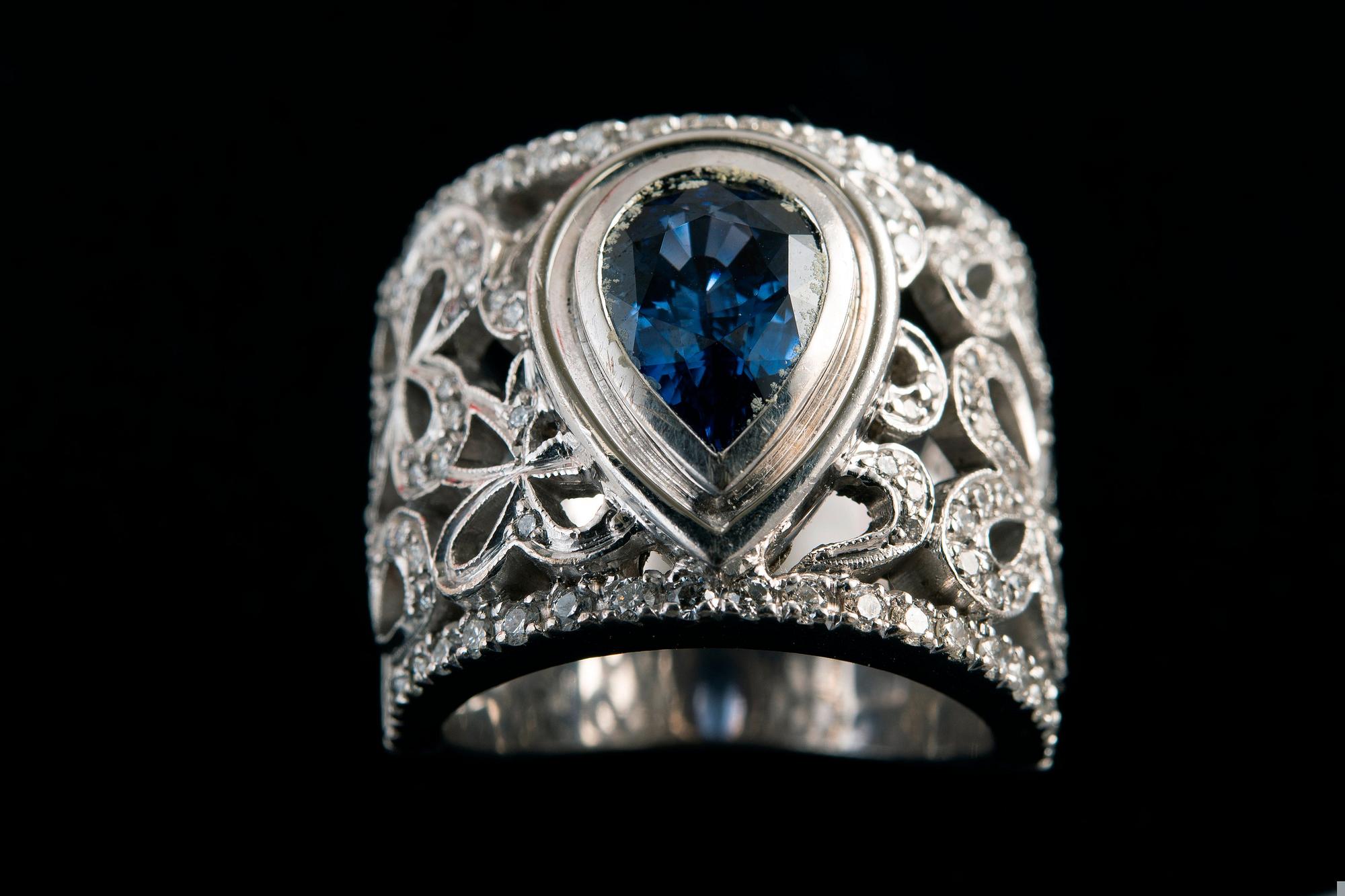 SORMUS, pisarahiottu safiiri n. 3.80 ct briljanttihiottuja timantteja n. 1.10 ct H/si. 18K valkokultaa. Paino 24 g.