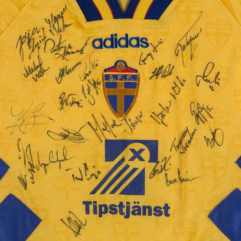 LANDSLAGSTRÖJA, Sveriges fotbollslandslag, herrar, med autografer, 1994.