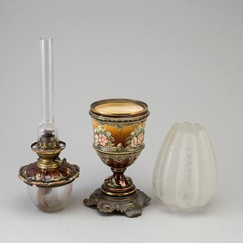 FOTOGENLAMPA, majolika, omkring 1900.