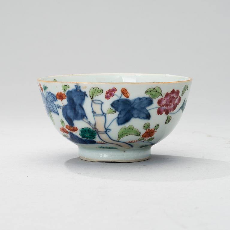 A CHIEN LUNG PORCELAIN BOWL, 1736-1795.