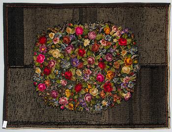 A wall textile from around 1900, size 199 x 259 cm.