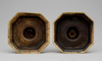 LJUSSTAKAR, 2 par, mässing, senbarock resp senbarockstil, 1700/1900-tal.