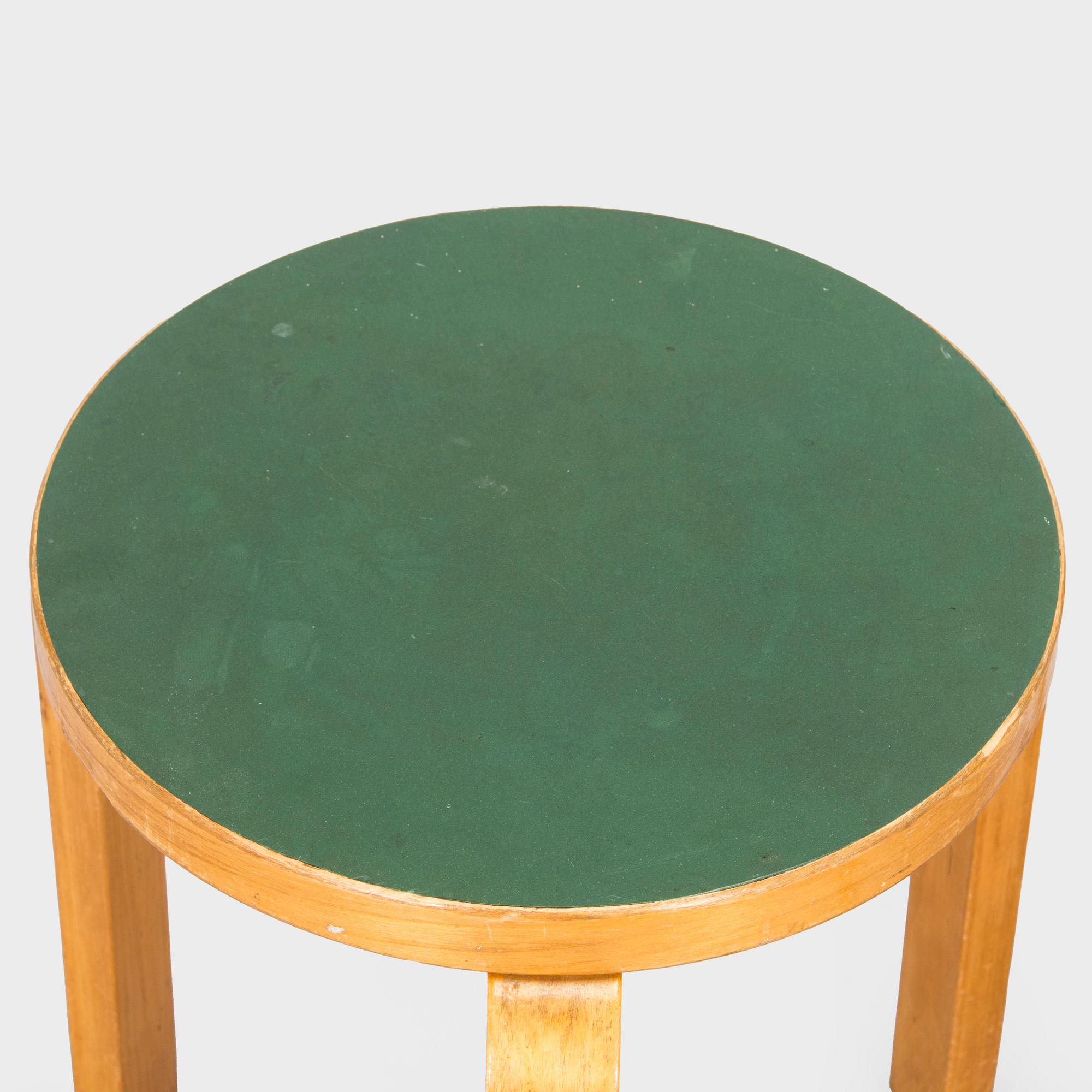 Alvar Aalto, jakkaroita 3 kpl, malli 60, 1900-luvun puoliväli.