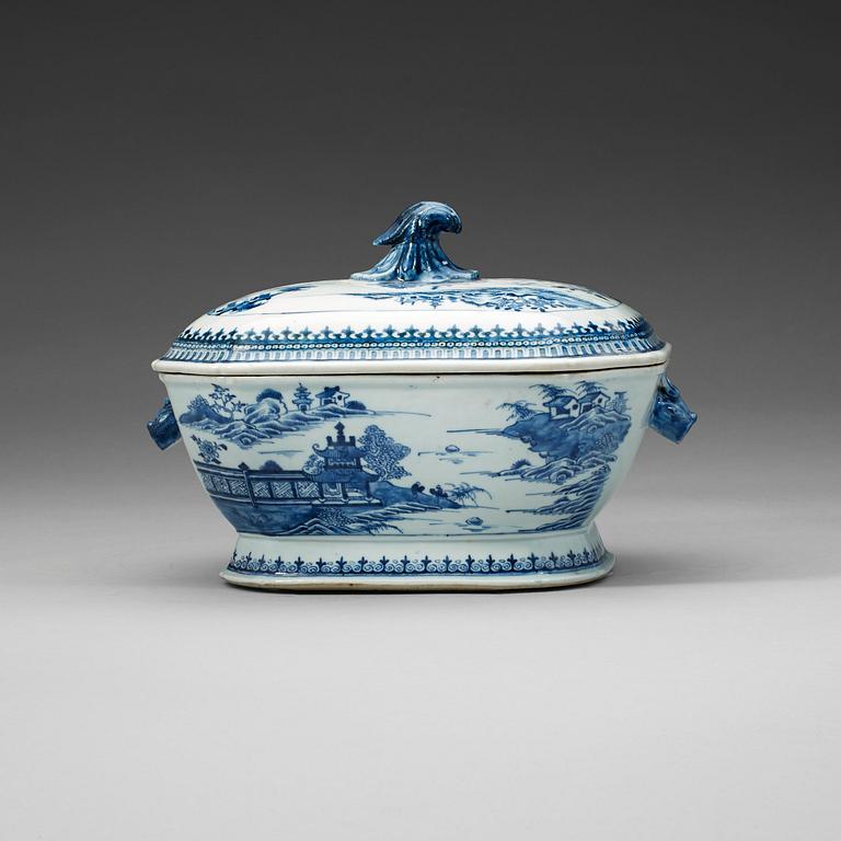 A blue and white tureen with cover, Qing dynasty, Qianlong (1736-95).