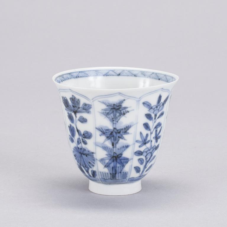 VINBÄGARE, porslin, Kangxi, Kina 1700-tal.