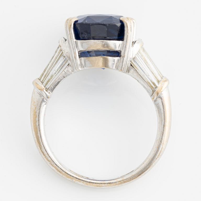Ring in 18K white gold with a faceted oval sapphire and modified baguette-cut diamonds.