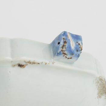 A blue and white hot water dish, Qing dynasty, Jiaqing (1796-1820).