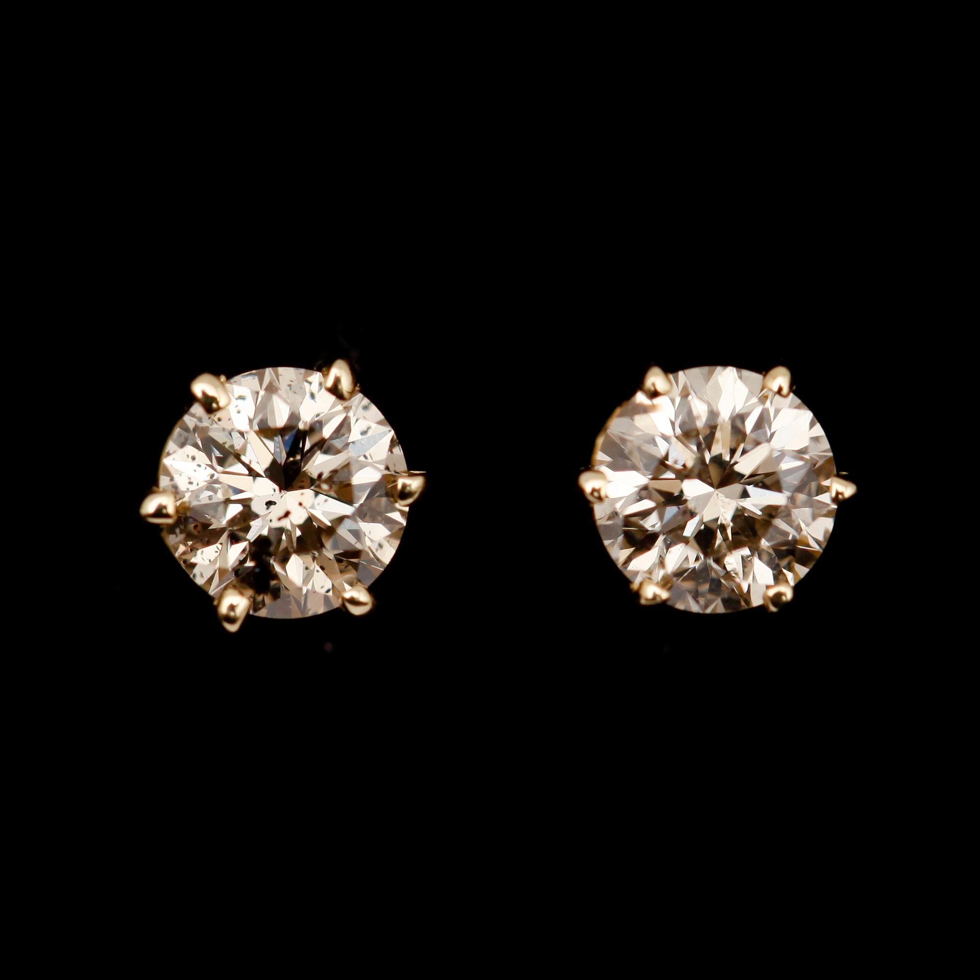 ÖRHÄNGEN, 1 par, 14 k guld, solitära briljantslipade diamanter totalt 0.84 ct.