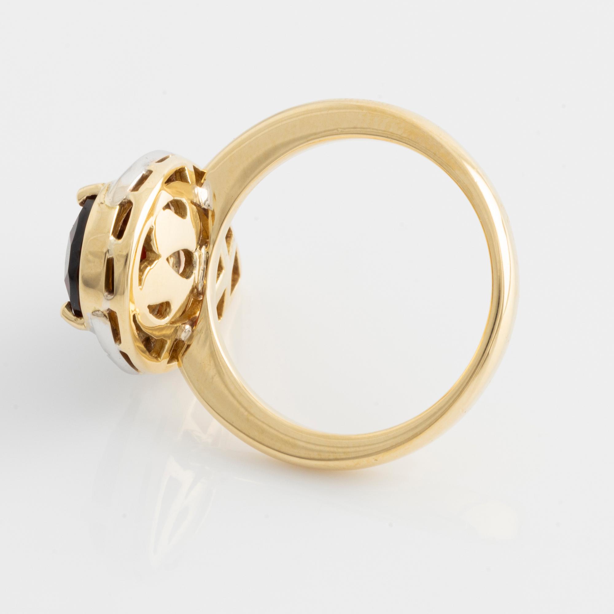 Ring med droppformad granat och briljantslipade diamanter.