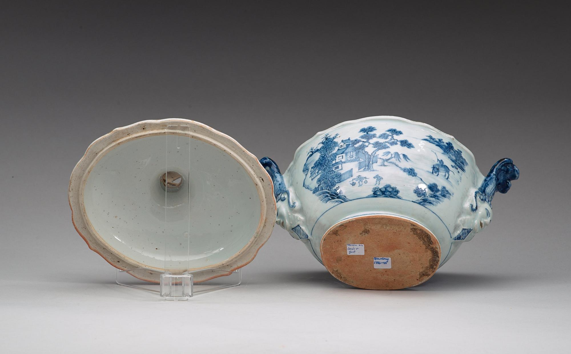 A blue and white tureen with cover and stand, Qing dynasty, Qianlong (1736-95).