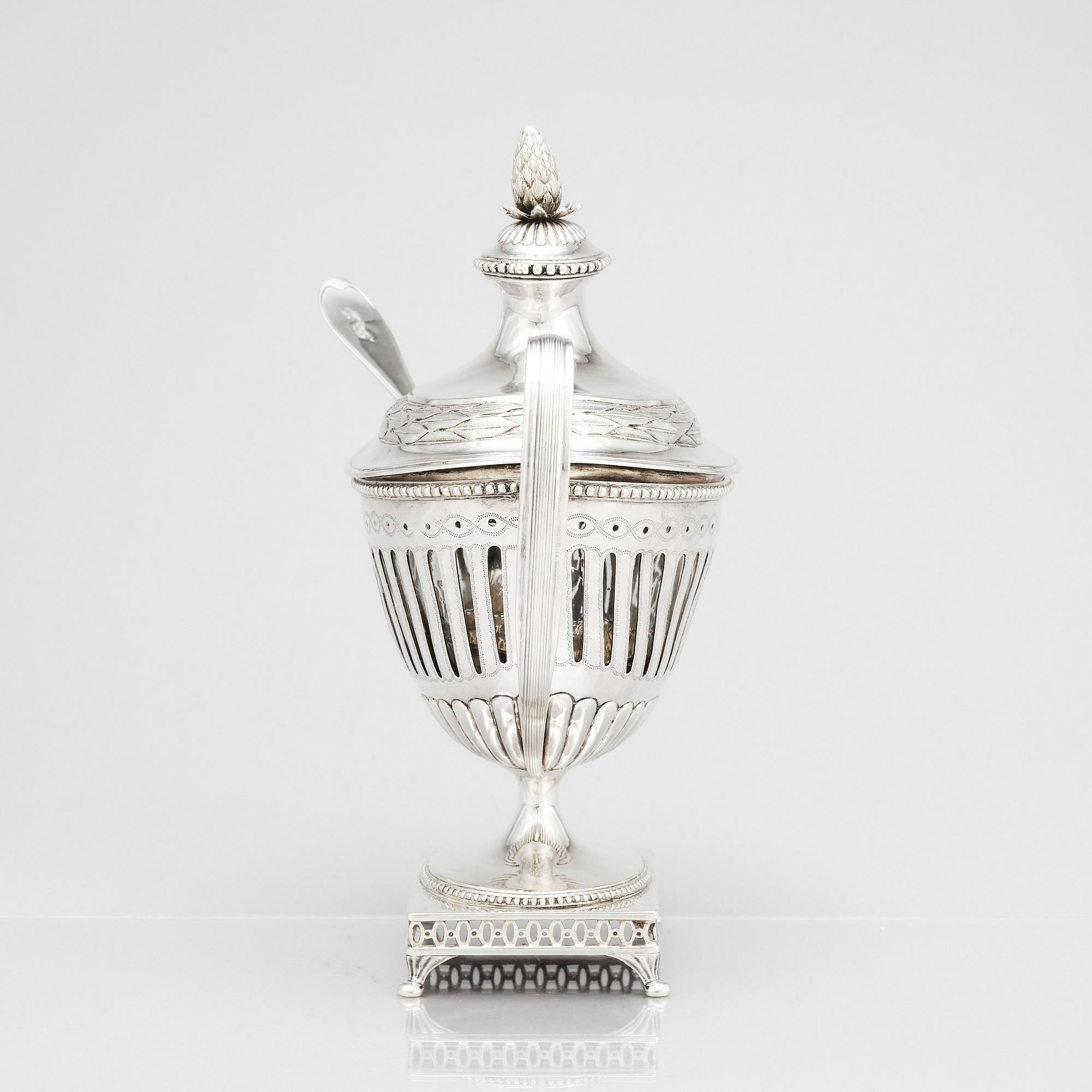 Isak Appelquist, Sockerskål med lock, silver, Stockholm 1795. Sengustaviansk.
