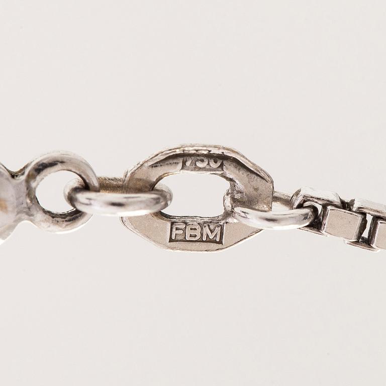 Halsband, 18K vitguld, hänge i platina med odlad pärla och diamanter.