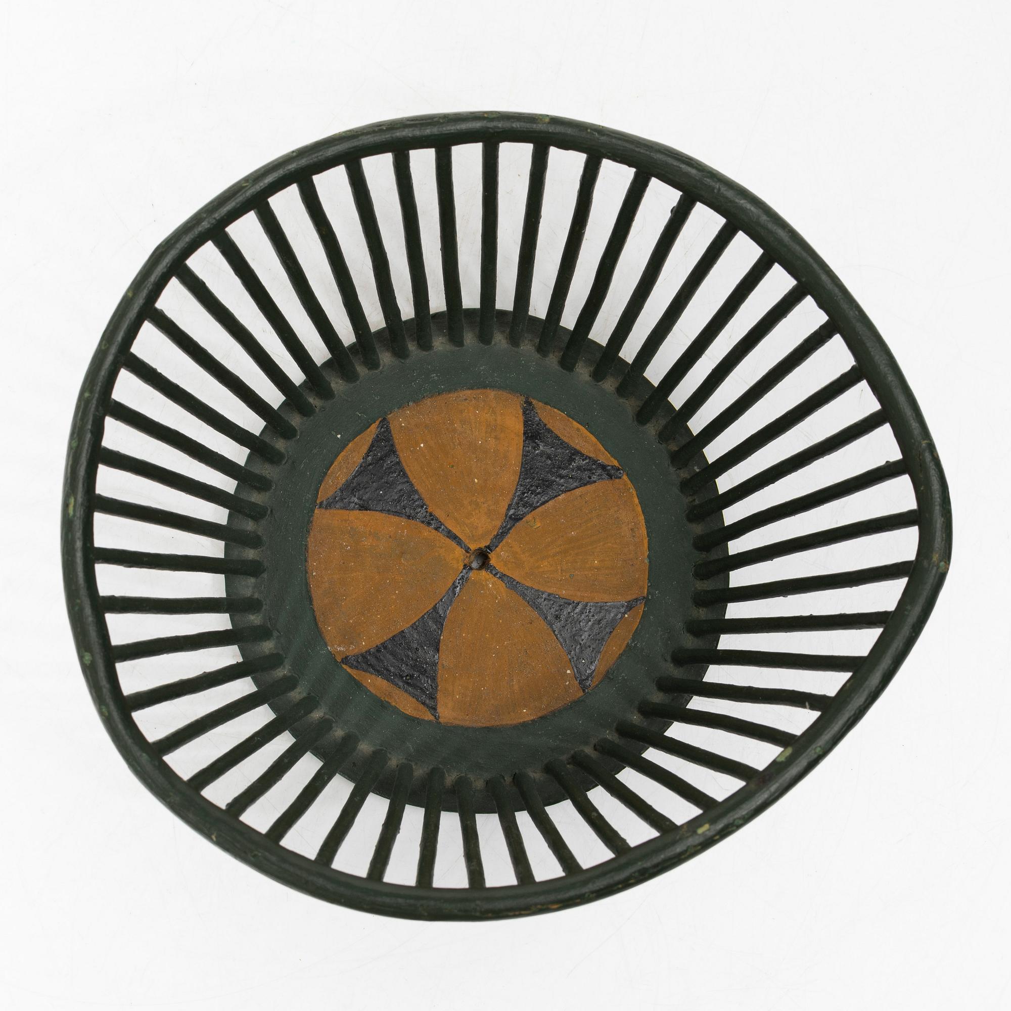 Pine basket, 19th century.