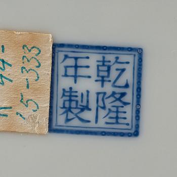 A square enameled brushpot, 20th Century with Qianlong four characters mark in blue.