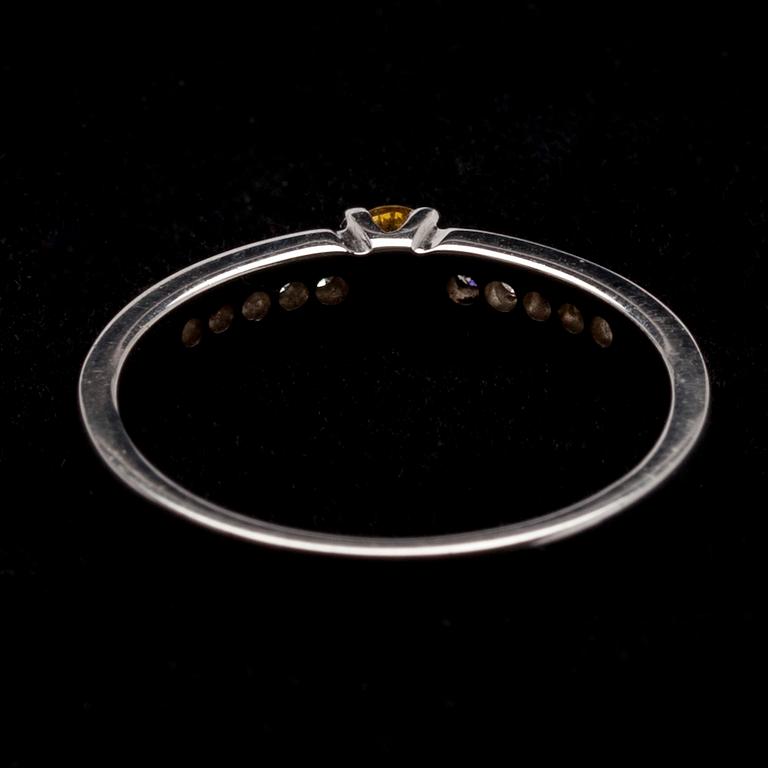 RING, vitguld 14K, briljantslipade diamanter, 0,10 + 0,10 ct. Vikt 1,95 g.