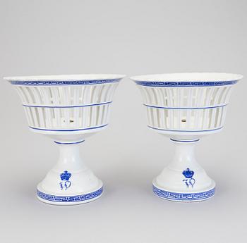 A PAIR OF ROYAL BOWLS, porcelain, probably Germany, end of 19th century.