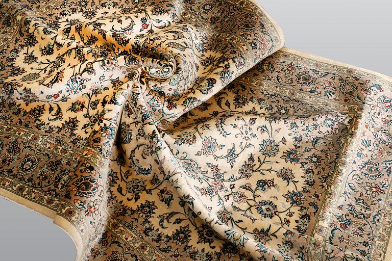 Matta, silke Keshan Signerad, ca 152 x 101 cm.