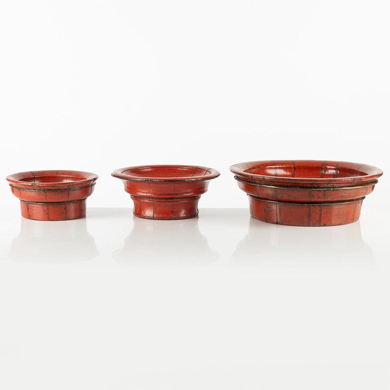 A set with three lacquer trays, 20th Century.