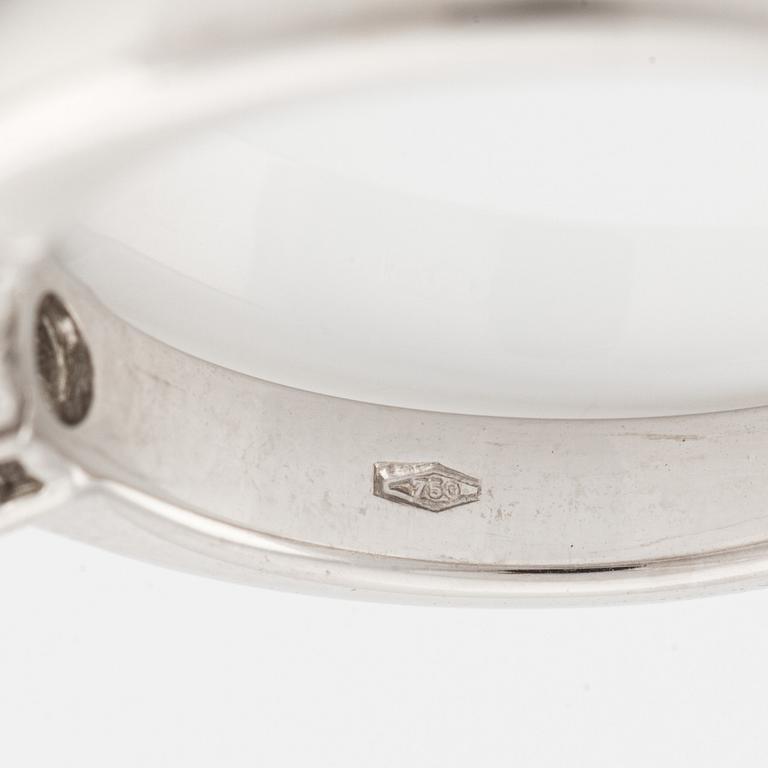 Ring with three brilliant-cut diamonds.