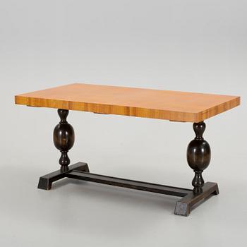 BORD, med två utdragbara klaffar, art deco. 1920/30-tal.
