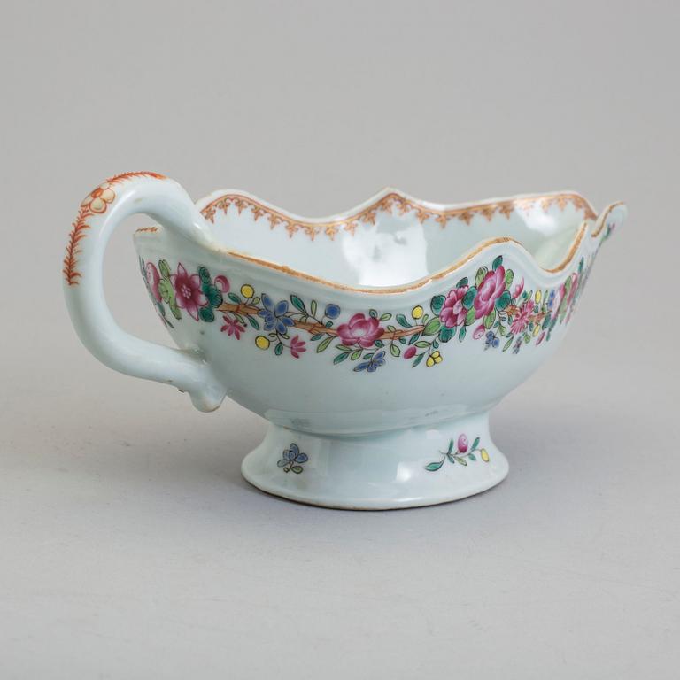 A famille rose export porcelain sauceboat, Qing dynasty, Qianlong (1736-95).
