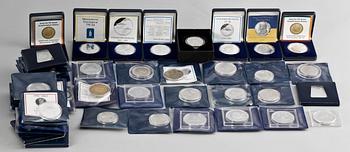 PARTI MINNESMEDALJER ca 40 st OCH 6 MYNTSATSER, mest silver, Sverige sent 1800-tal till 2000-tal. Totalvikt med plastförpackningar exklusive årssatserna ca 1200 gram.