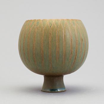 STIG LINDBERG, a footed stoneware bowl, Gustavsberg 1950/60s.