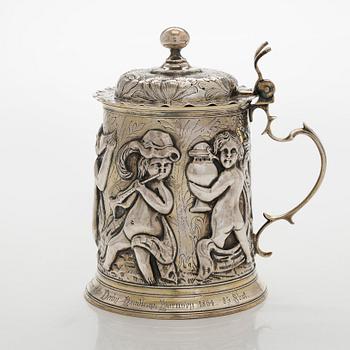 A sterling silver tankard, maker's mark of John Langlands I och John Goodrick, Newcastle, 1755/56.