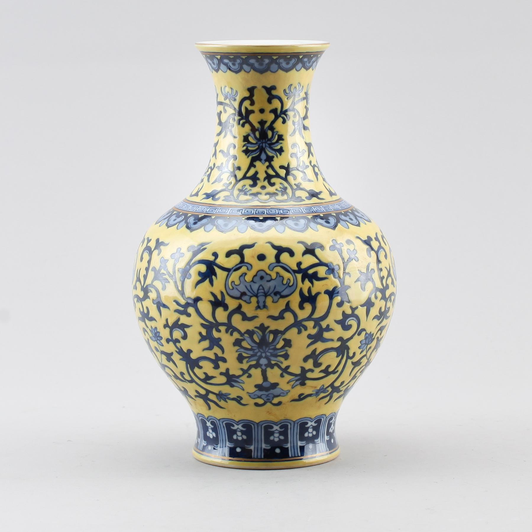 VAS, porslin, Kina, möjligen 1900-tal.