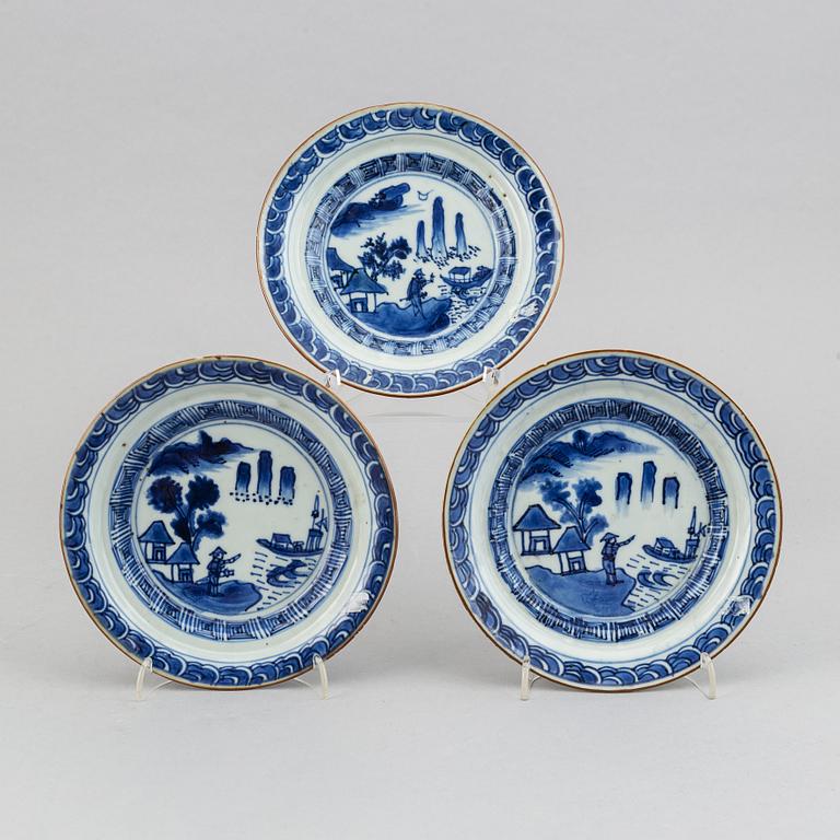 A group of three blue and white dishes, Tianqi /Chongzhen, 17th Century.