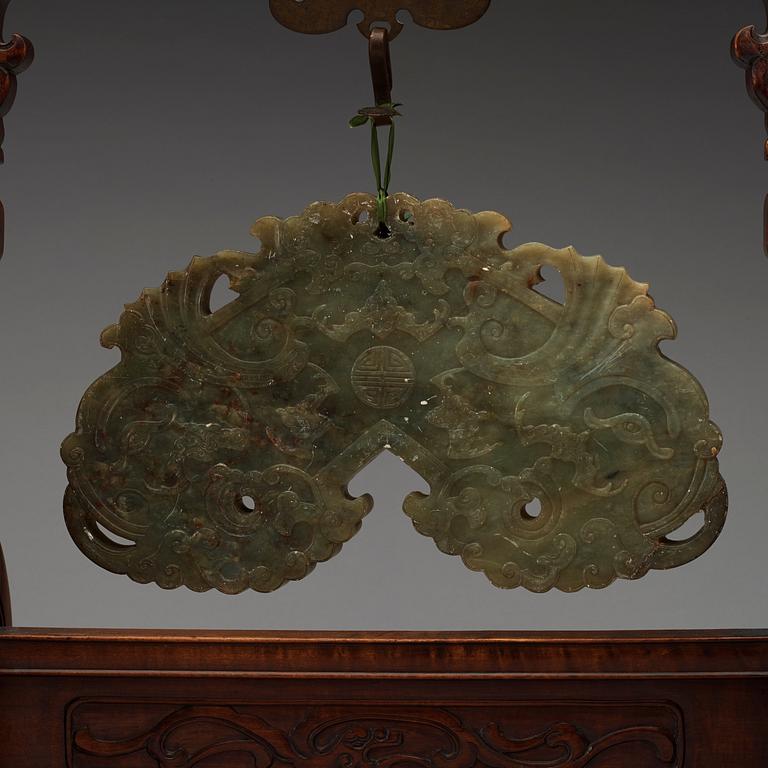 KLANGSTEN med TRÄSTÄLL, nefrit. Qing dynastin, troligen 1800-tal.
