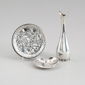 ASKFAT, VAS OCH FAT, silver och sterlingsilver, bla Stockholm 1955. Total vikt exkl askfat 94 g.