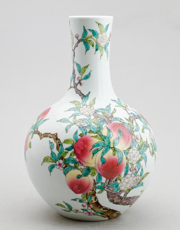 VAS, porslin, Kina, 1900-tal.