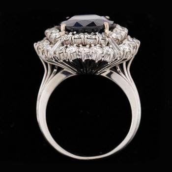 RING, 18k vitguld med safir ca8,02ct och briljantslipade diamanter tot ca3,00ct. Vikt ca 12g.