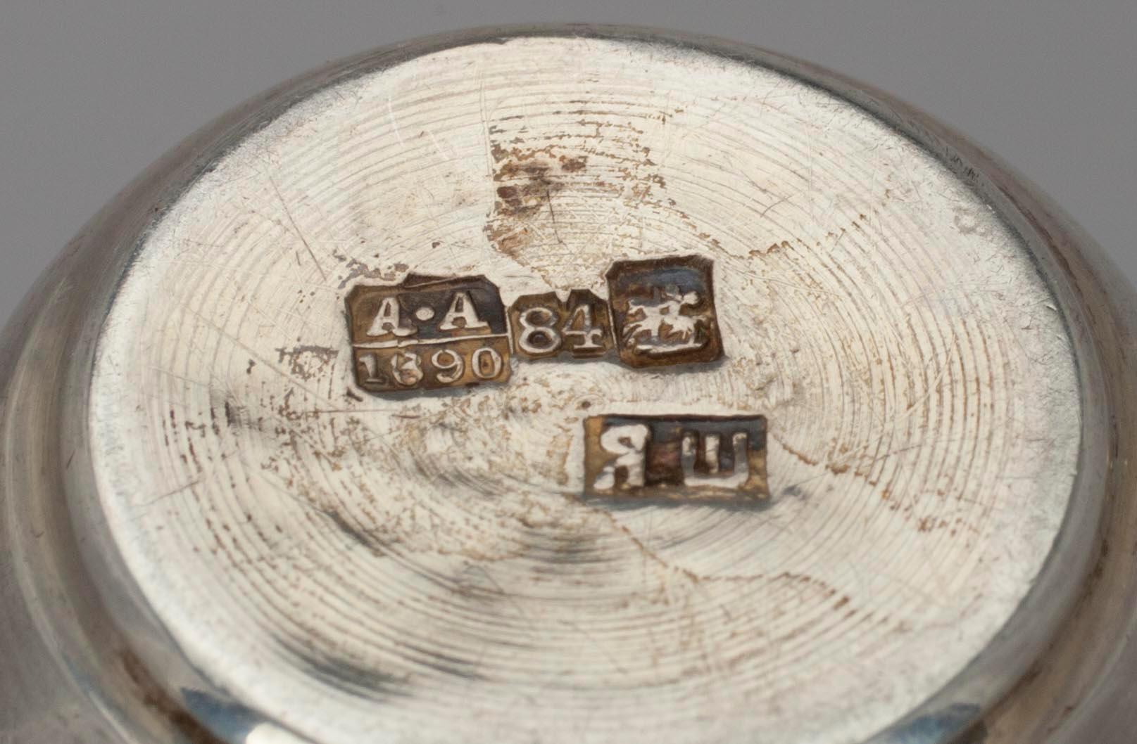 SALTKAR,  ett par, sterling silver, England 1893, BÄGARE, silver, Ryssland 1890 samt  VAS, silver. Tot. vikt ca 131,7 g.