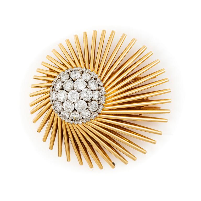 A Van Cleef & Arpels brooch in 18K gold with round brilliant-cut diamonds.