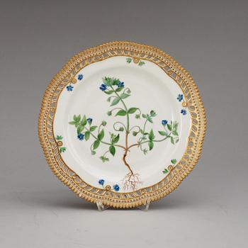 SERVERINGSFAT, fyra stycken samt KAROTT med LOCK, porslin. "Flora Danica", Kunglig Dansk, 1900-tal.