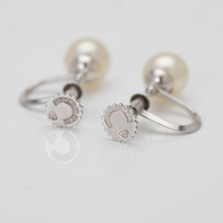 18K white gold earrings with cultured pearls.