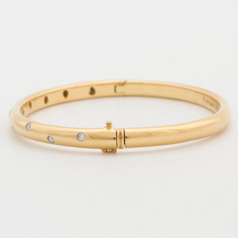 TIFFANY & Co, armring med briljantslipade diamanter ca 0.20 ct.