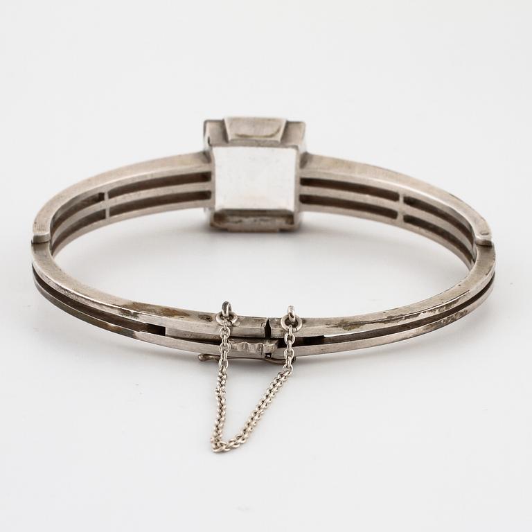 ATELJÉ STIGBERT, Stockholm, 1944, a faceted rock crystal bangle.