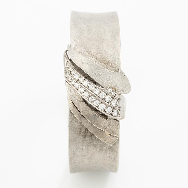 Aftonklocka/armring, Bo Dolk, 18K vitguld med briljantslipade diamanter, 1970-tal.