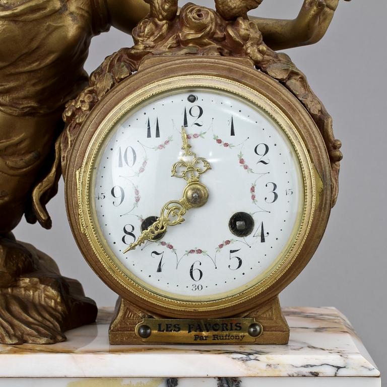 BORDSPENDYL, Louis XVI-stil. Frankrike, sekelskiftet 1800/1900.