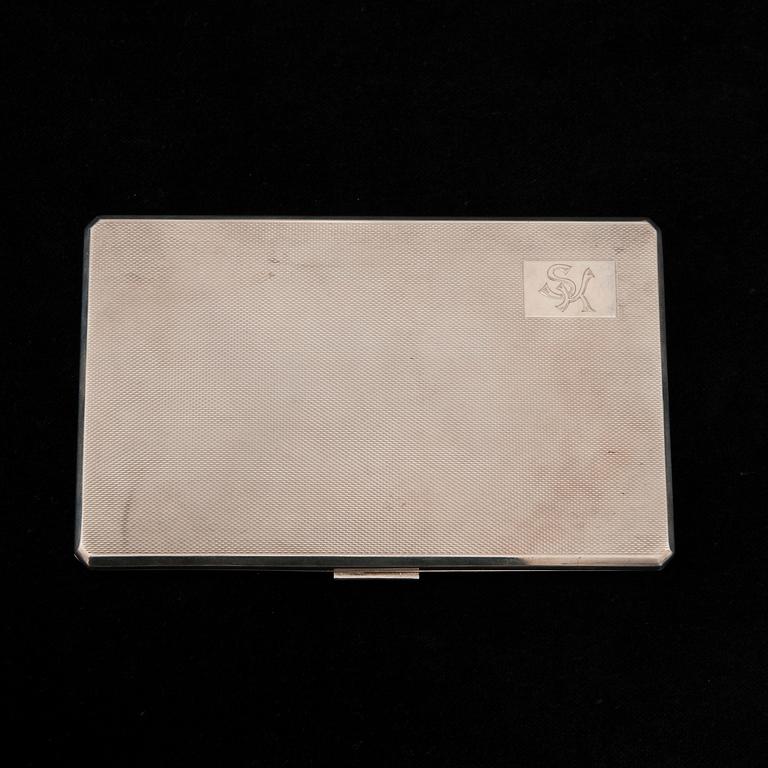 CIGARETTETUI, silver, Birmingham, England, 1947-48. Vikt ca 218 g.