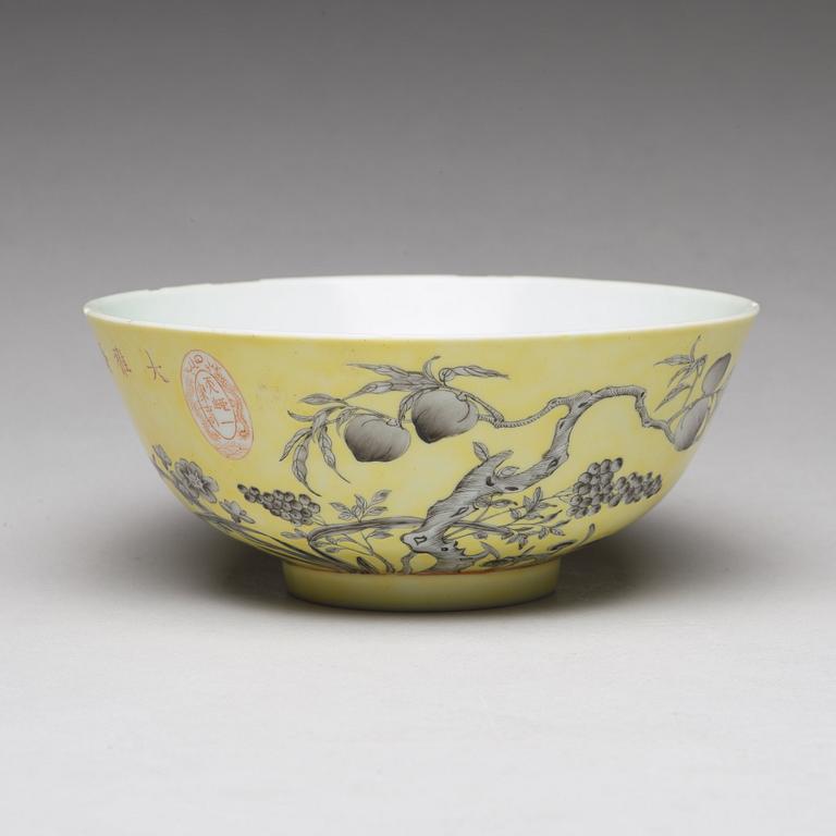 A yellow glazed grisaille bowl and spoon, Qing dynasty, Guangxu period (1875-1908).