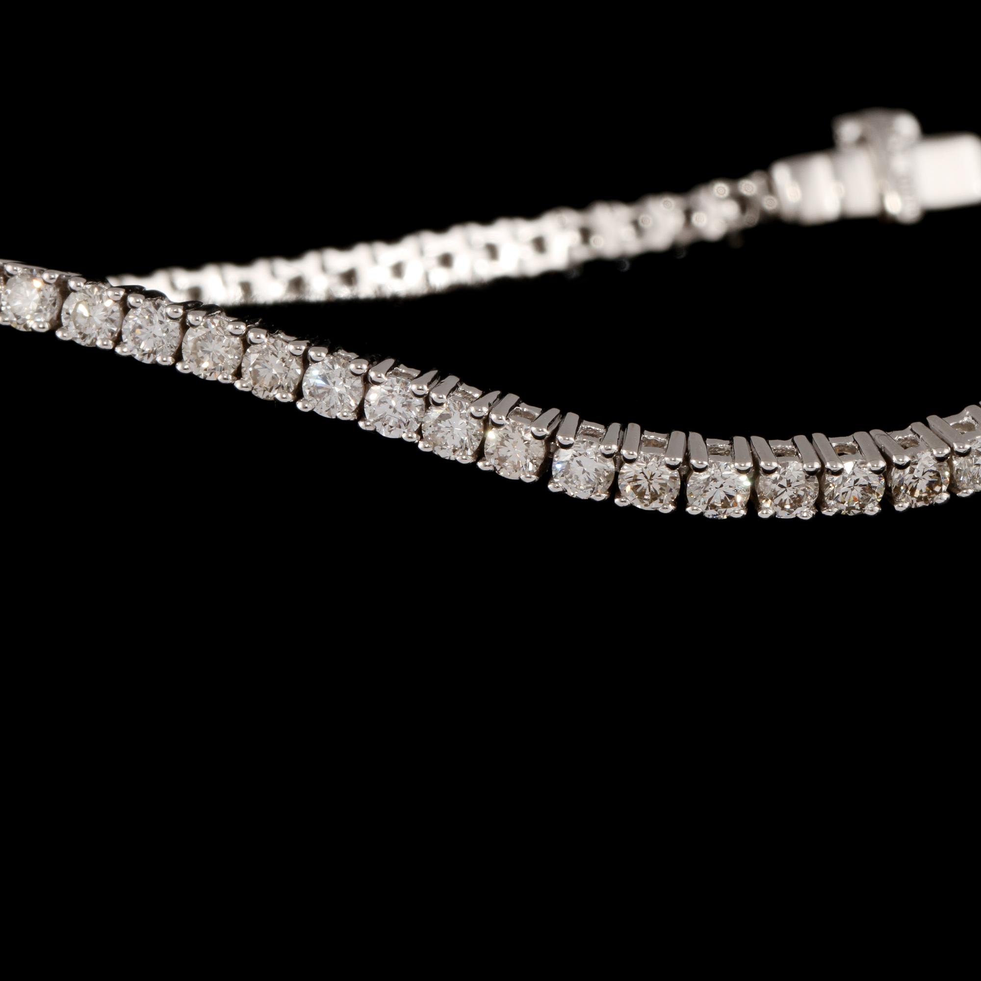 ARMBAND, 18k vitguld med 74 briljantslipade diamanter, totalt 4.00 ct. Vikt 12 g.