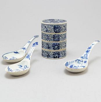 Three large blue and white spoons and a four tiered food bowl, Qing dynasty, late 19th century.