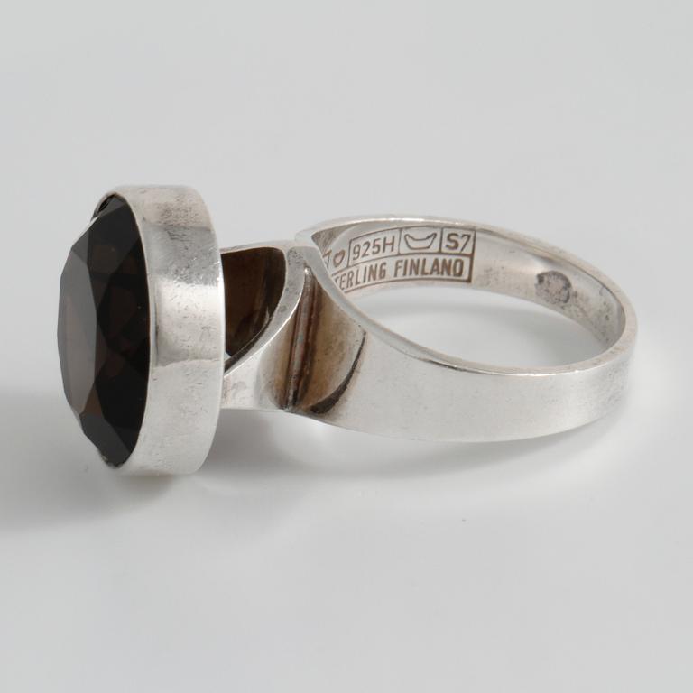 ERIK GRANIT, Helsingfors, 1971, ring med fasettslipad rökkvarts.