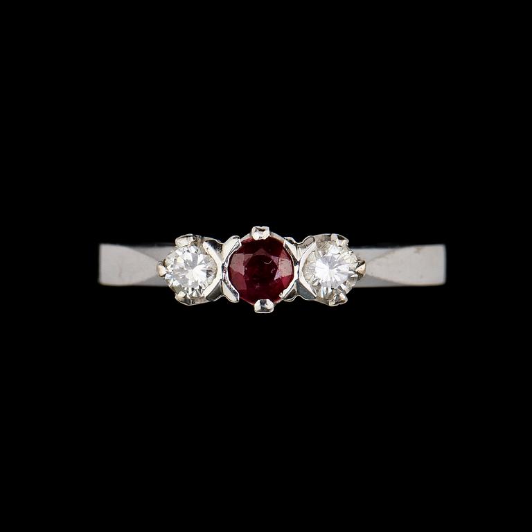 RING, 18k vitguld med rubin och 2 briljantslipade diamanter, tot 0.25 ct, Gustav Dahlgren & Co, Malmö. Vikt 4 g.