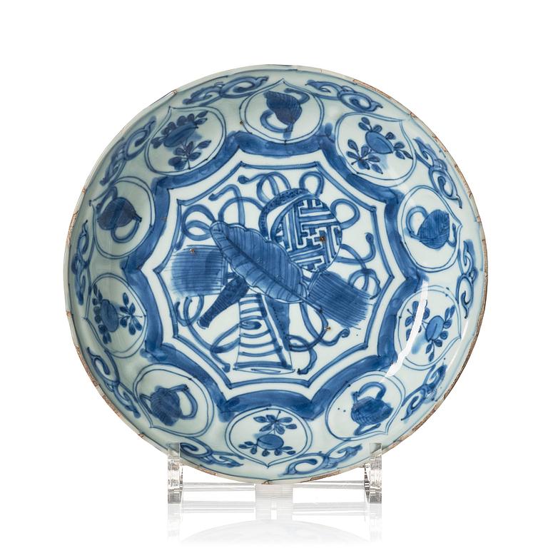 A blue and white kraak dish, Ming dynasty, Wanli (1572-1620).